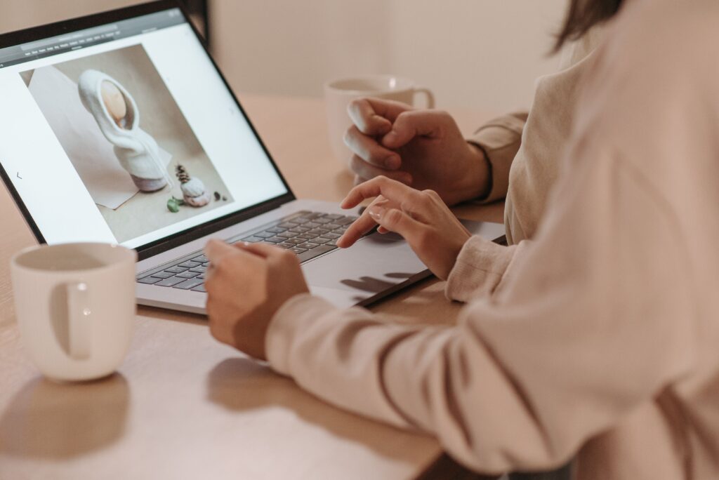 Retouche d'une photo produit sur ordinateur avant publication sur une fiche produit e-commerce