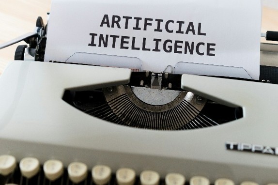 Machine à écrire avec une feuille portant les mots « Artificial Intelligence ».